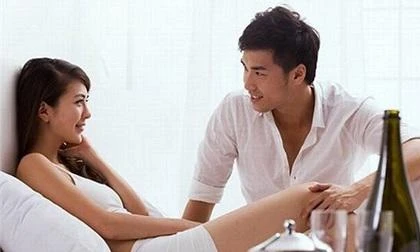 Bức tranh treo tường bất ngờ rơi, lộ bí mật của bố chồng giàu có 