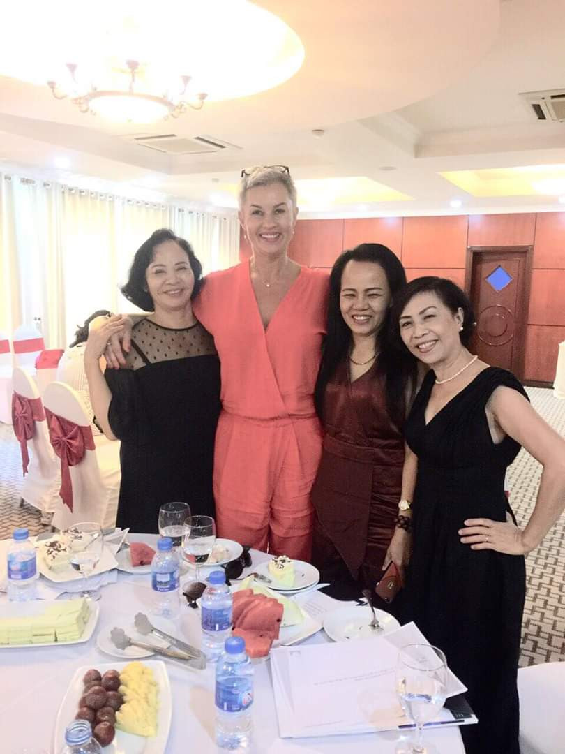 Tiến sĩ Eszter Varga với các nữ doanh nhân Hải Phòng Tiến sĩ Eszter Varga với các nữ doanh nhân Hải Phòng
