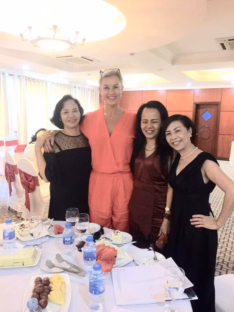 Tiến sĩ Eszter Varga với các nữ doanh nhân Hải Phòng