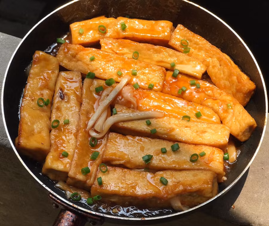 Rắc thêm chút hành hoa.