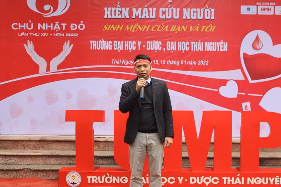 TS Nguyễn Kiều Giang - Phó Hiệu trưởng trường Đại học Y - Dược, Giám đốc trung tâm huyết học và truyền máu Bệnh viện Trung ương Thái Nguyên ghi nhận và biểu dương những nỗ lực của tuổi trẻ Đại học Y - Dược.