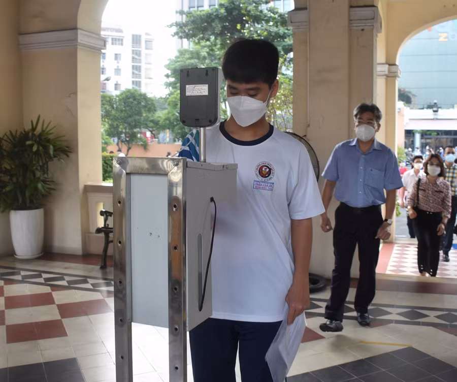 Thí sinh tại điểm thi Trường THPT chuyên Lê Hồng Phong kiểm tra thân nhiệt trước khi vào phòng thi.