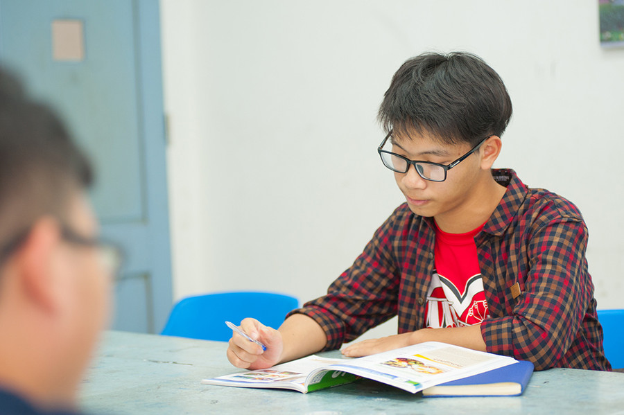 Em hiện là học sinh lớp 10 chuyên Toán Tin Trường THPT chuyên Phan Bội Châu Em hiện là học sinh lớp 10 chuyên Toán Tin Trường THPT chuyên Phan Bội Châu