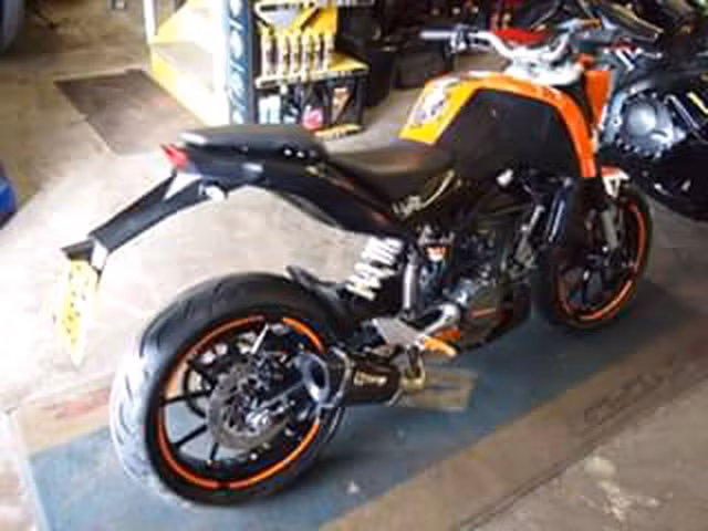 Những tên trộm đã tẩu thoát trên chiếc mô tô đen viền cam của chàng thanh niên