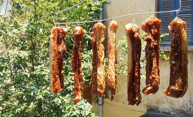 Thịt ba chỉ một nắng được nhiều chị em nội trợ tranh thủ làm trong những ngày nắng nóng. Ảnh: Lê Ngọc Yến