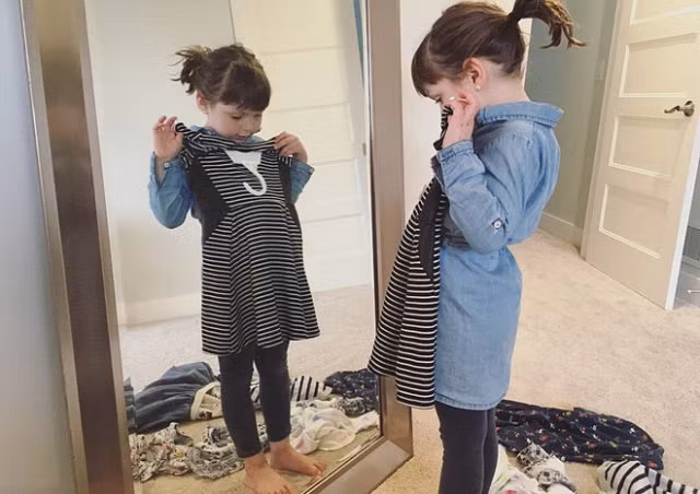 Bà mẹ “hiến kế” để con tự giác mặc quần áo và ra khỏi nhà chỉ trong chưa đầy 10 phút - Hình 1