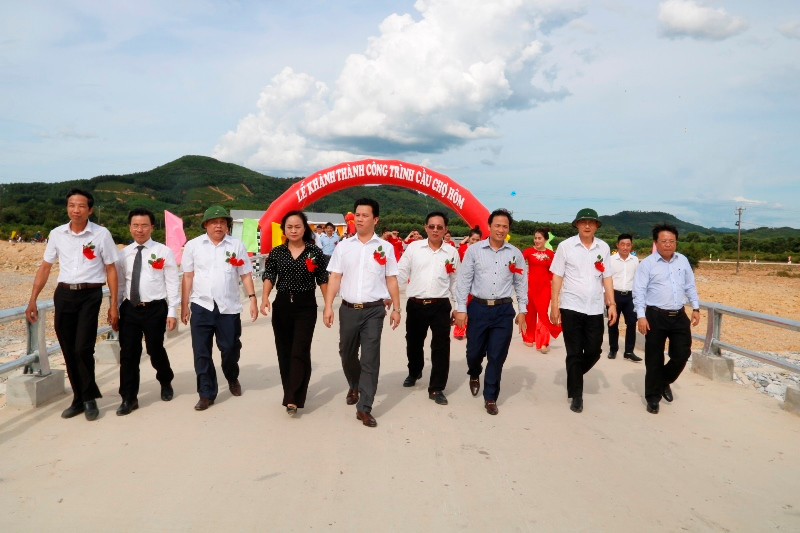 Chủ tịch UBND tỉnh Hà Tĩnh Đặng Quốc Khánh cùng lãnh đạo huyện, xã kiểm thực địa các công trình dân sinh