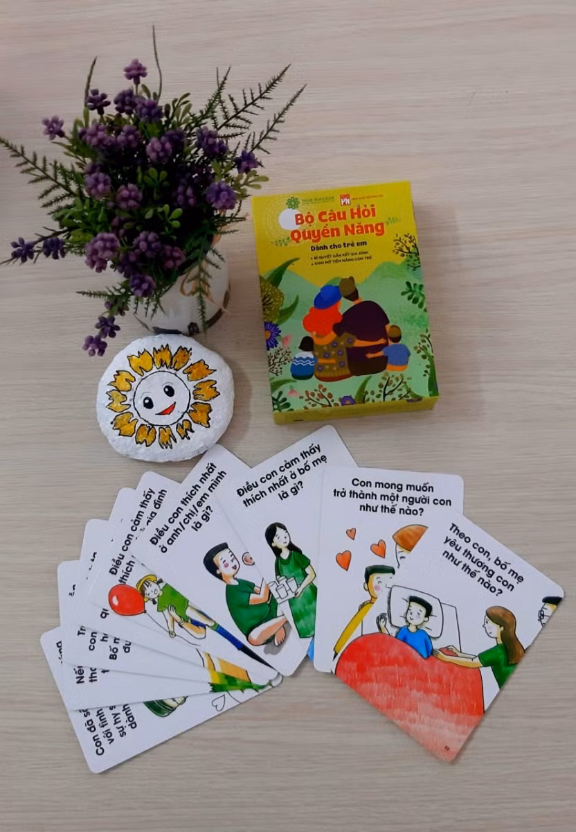 Cùng chơi, cùng học với trẻ cũng là cách dạy con về gắn kết gia đình.