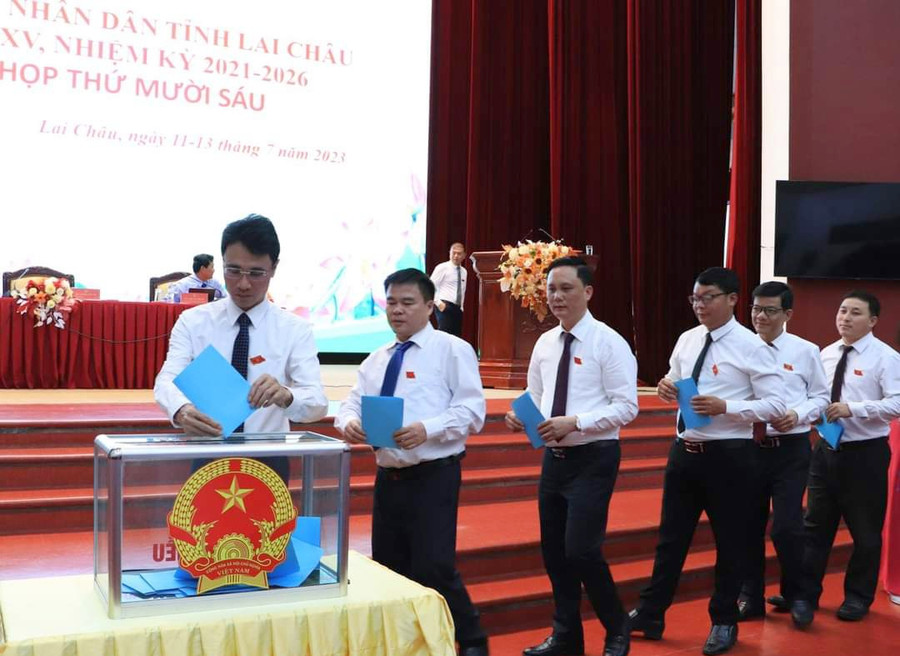 Các đại biểu bỏ phiếu bầu Chủ tịch UBND tỉnh Lai Châu nhiệm kỳ 2021 - 2026. Ảnh: Linh Đan.