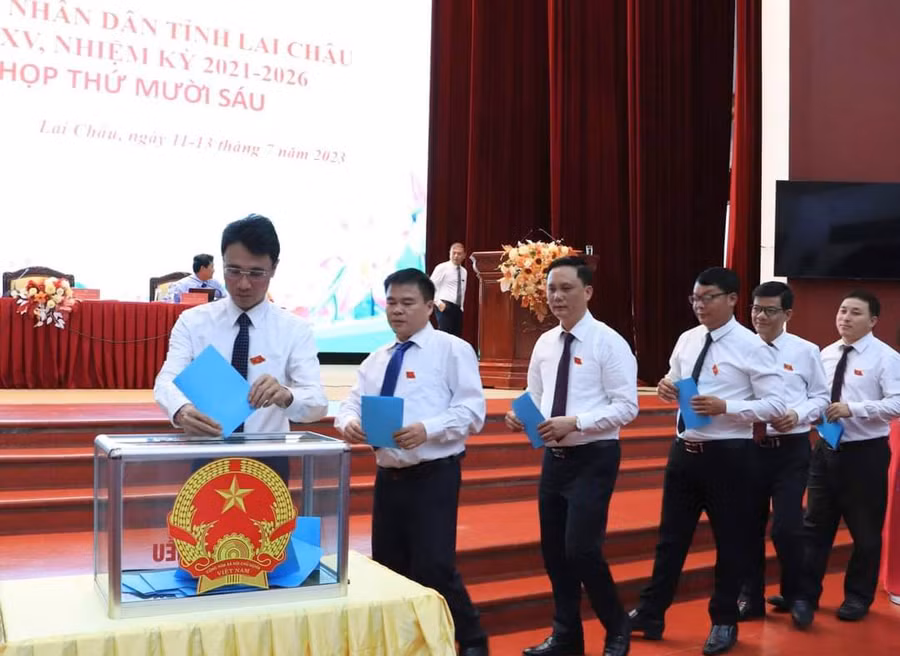 Các đại biểu bỏ phiếu bầu Chủ tịch UBND tỉnh Lai Châu nhiệm kỳ 2021 - 2026. Ảnh: Linh Đan.