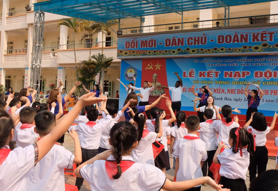 Học sinh hào hứng trải nghiệm, giao lưu tiếng Anh với giáo viên người nước ngoài. (Ảnh: NT).
