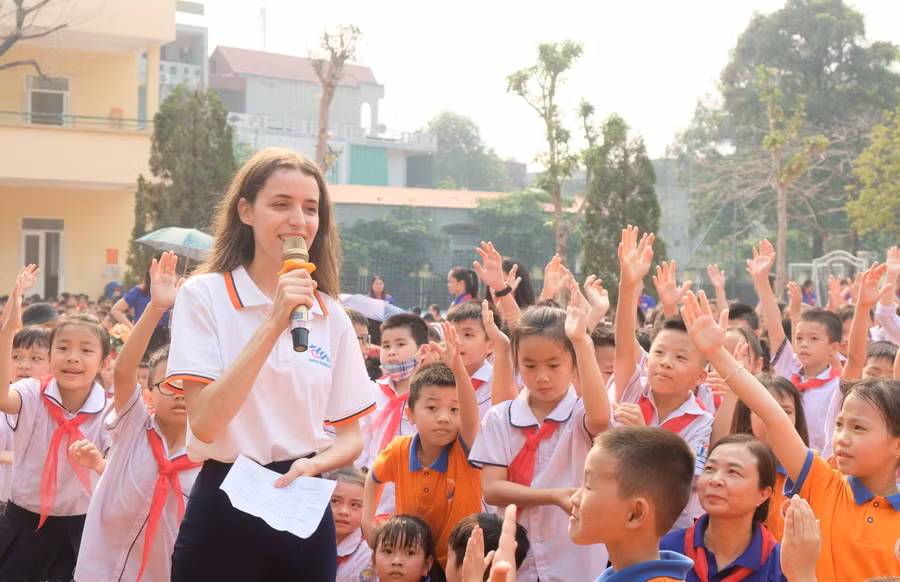 Học sinh thể hiện tài năng tiếng Anh. (Ảnh: NT).