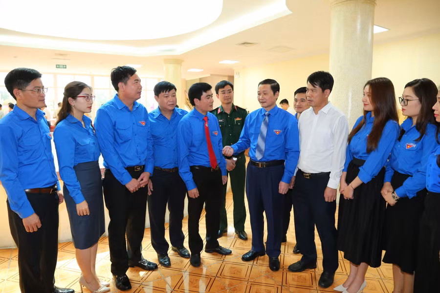 Chủ tịch UBND tỉnh Thanh Hoá Đỗ Minh Tuấn (thứ 4 từ phải qua) trao đổi bên lề hội nghị với thanh niên. (Ảnh: NT).