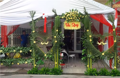 Công cưới làm bằng lá dừa gắn liền với từng làng quê xưa...