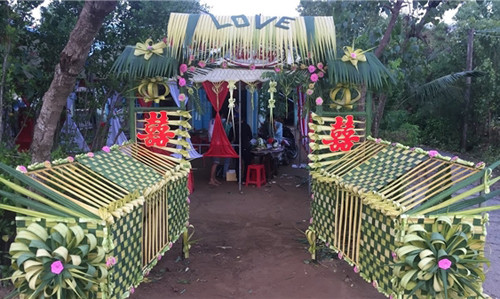 Những chiếc cổng cưới tuy làm bằng chất liệu đơn giản... Những chiếc cổng cưới tuy làm bằng chất liệu đơn giản...