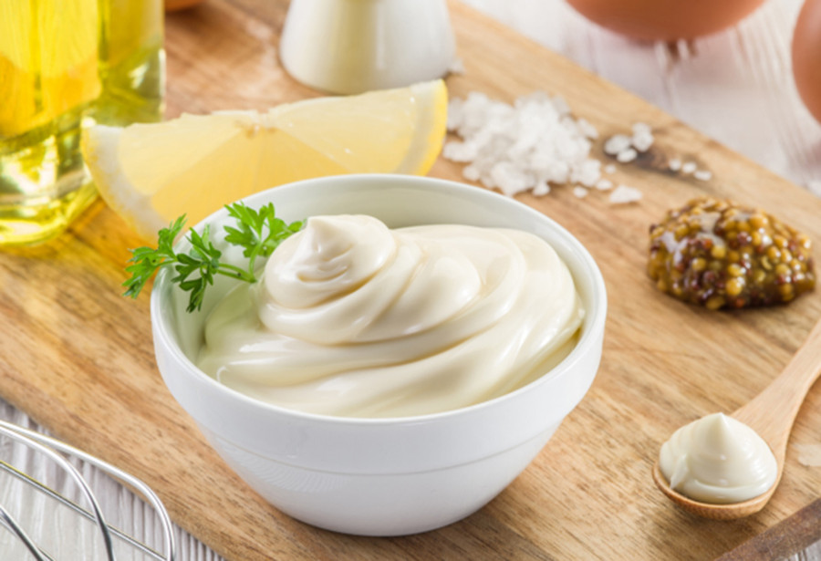 Bạn có thể tự làm sốt mayonnaise tại nhà nếu có biện pháp phòng ngừa. (Ảnh: ITN).
