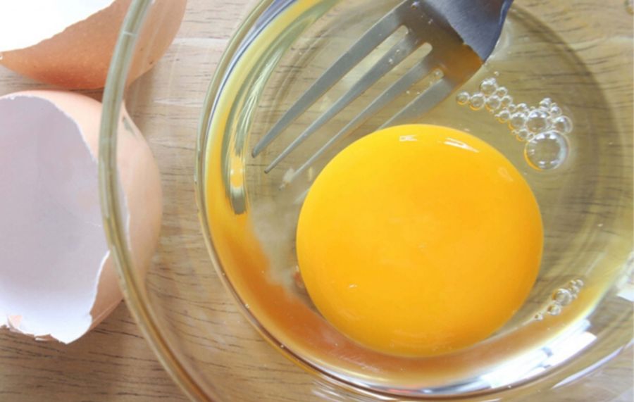 Tiêu thụ trứng sống được cho là an toàn miễn sao bạn tuân thủ một số biện pháp phòng ngừa cơ bản và hiểu rõ các rủi ro. (Ảnh: ITN).