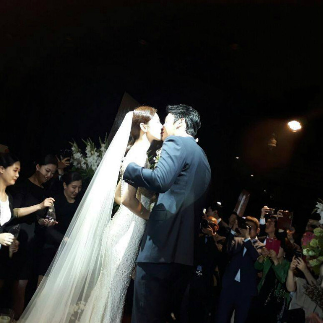 Những khoảnh khắc "ngọt lịm" trong đám cưới mỹ nhân "Tình yêu trong sáng" ảnh 11 title-12