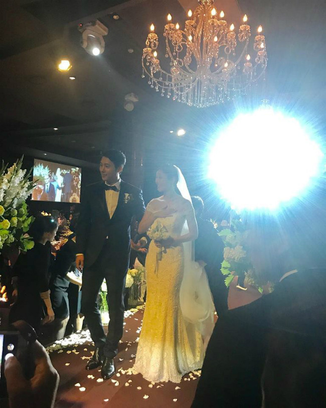 Những khoảnh khắc "ngọt lịm" trong đám cưới mỹ nhân "Tình yêu trong sáng" ảnh 4 title-8