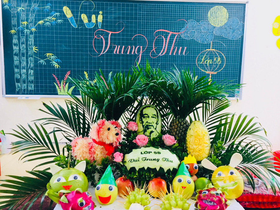 Mâm cỗ Trung thu của lớp 5B Trường Tiểu học Hải Xuân được bài trí một cách tỉ mỉ, đẹp mắt và mang ý nghĩa về Tết đoàn viên nhớ công ơn của Bác Hồ.