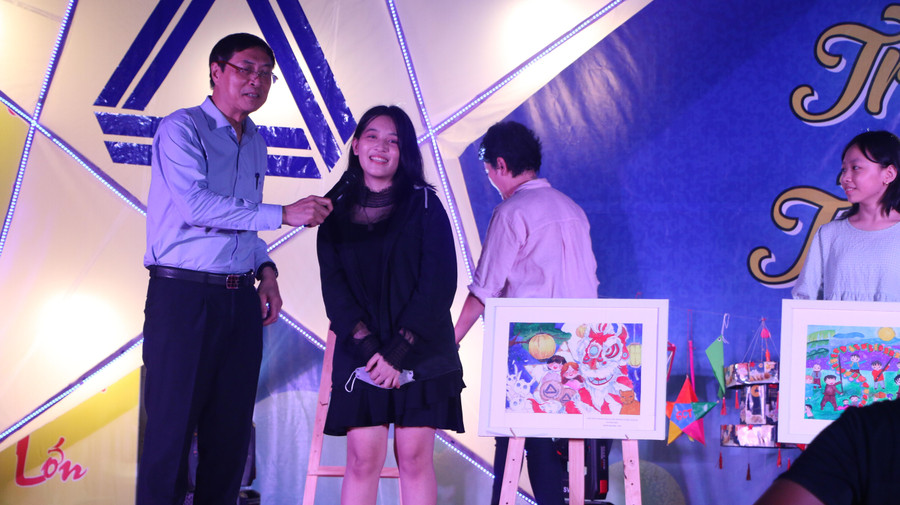 Thầy Nguyễn Quốc Bình - Hiệu trưởng nhà trường đang giao lưu cùng tác giả bức tranh đạt giải Đặc biệt của chương trình.