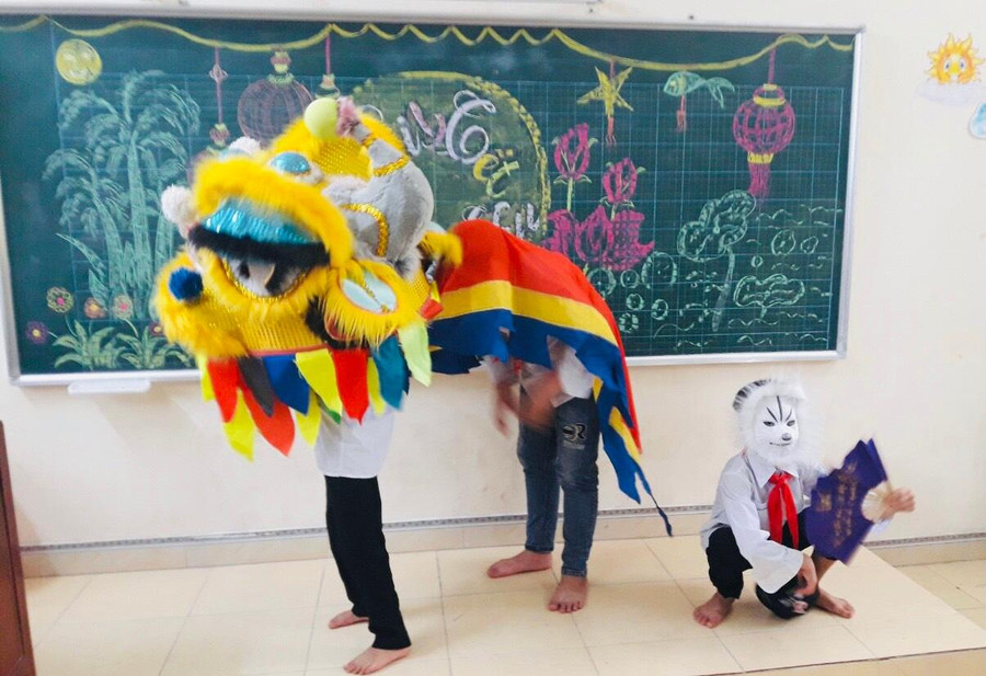 Học sinh được hóa thân thành những diễn viên múa sư tử trong tiếng trống rộn rã.