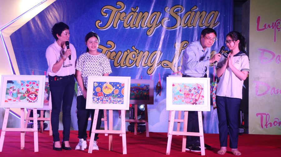 Mỗi bức tranh đều có đặc trưng riêng nhưng đều có chung chủ đề về sự sẻ chia nhân dịp Tết Trung thu.