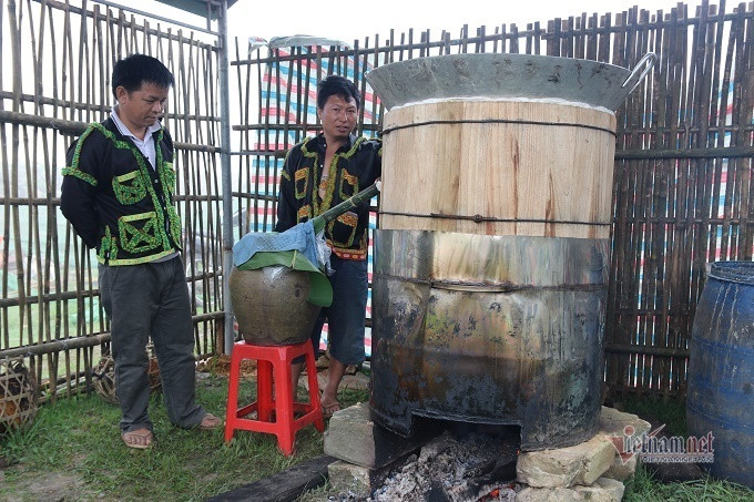 Cách ủ rượu Mẫu Sơn truyền thống của người dân tộc Dao. Tết đặc biệt trên đỉnh Mẫu Sơn, dân làng đi ăn cỗ suốt tháng