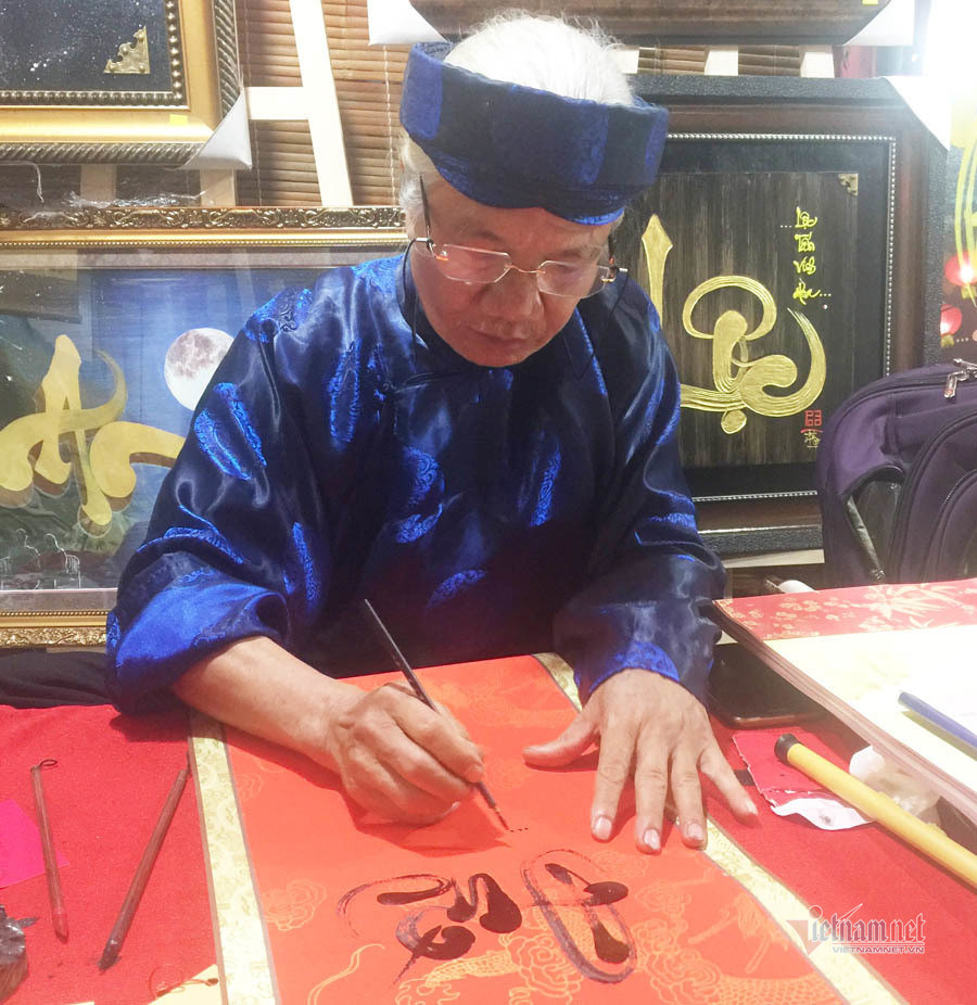 Đến nay, ông Sơn đã có 10 năm viết thư pháp. Công việc này cho ông nhiều niềm vui trong những năm nghỉ hưu. Ông đồ 10 năm viết thư pháp tặng người Sài Gòn