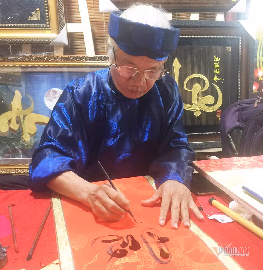 Ông đồ 10 năm viết thư pháp tặng người Sài Gòn