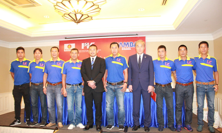 Ông Uenoyama và HLV Machinaka và Ban huấn luyện của PVF