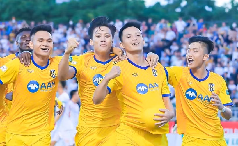 Văn Khánh gặp chấn thương trong trận thắng Hải Phòng ở vòng 9 V.League.