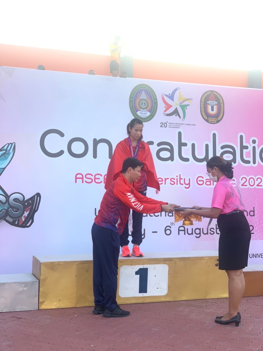 Vận động viên Bùi Thị Ngân (sinh viên Đại học Mở Hà Nội) xuất sắc giành tấm Huy chương Vàng đầu tiên cho Đoàn Thể thao Việt Nam ở nội dung 1500m nữ. Vận động viên Bùi Thị Ngân (sinh viên Đại học Mở Hà Nội) xuất sắc giành tấm Huy chương Vàng đầu tiên cho Đoàn Thể thao Việt Nam ở nội dung 1500m nữ.