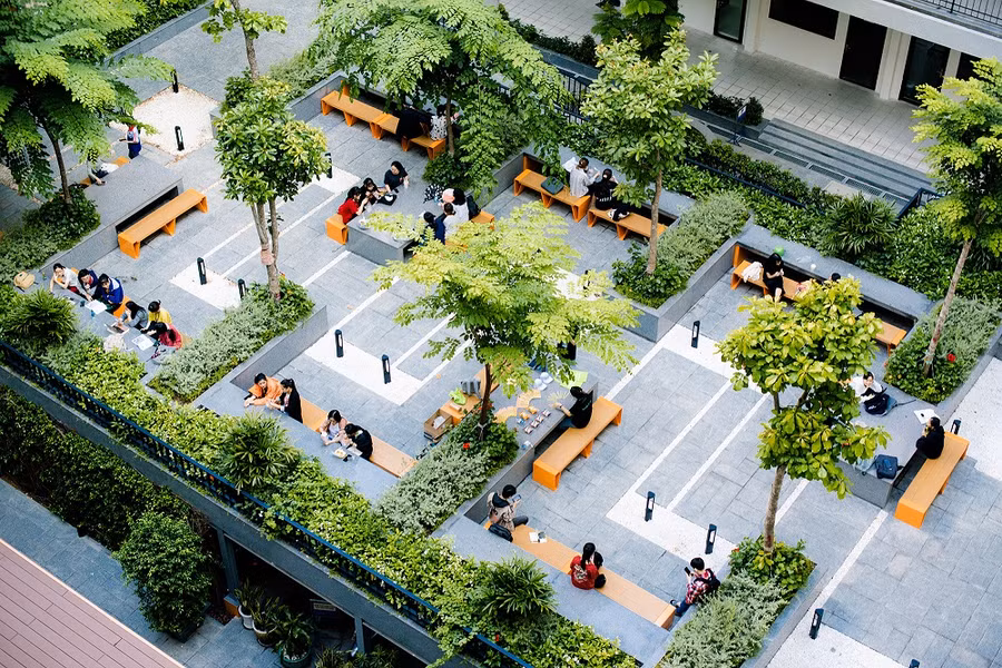 Một góc không gian tự học tập ngoài sảnh của sinh viên UEH