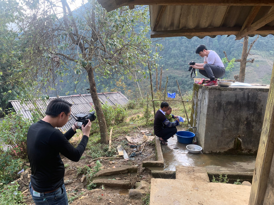 Ekip làm phim của Đài PT-TH Yên Bái tác nghiệp tại cơ sở. Ekip làm phim của Đài PT-TH Yên Bái tác nghiệp tại cơ sở.