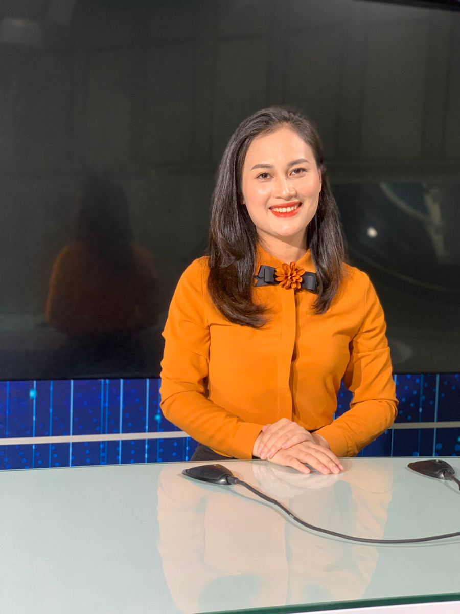 Nhà báo Thùy Trang trước giờ làm chương trình tại trường quay. Nhà báo Thùy Trang trước giờ làm chương trình tại trường quay.