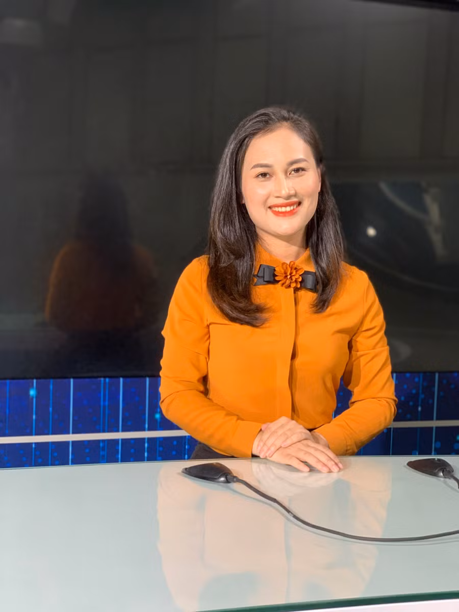 Nhà báo Thùy Trang trước giờ làm chương trình tại trường quay.