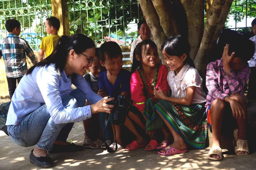 Tác giả Nguyễn Hiền cùng học sinh vùng cao Điện Biên trong một lần đi cơ sở. Tác giả Nguyễn Hiền cùng học sinh vùng cao Điện Biên trong một lần đi cơ sở.