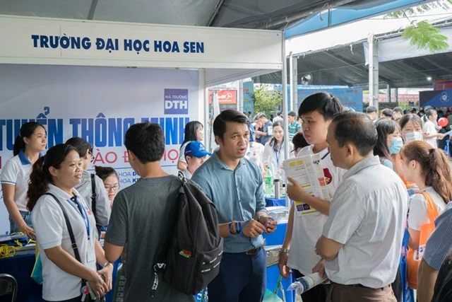 Nhiều phụ huynh và học sinh quan tâm đến các điều kiện tuyển sinh vào Trường ĐH Hoa sen năm nay