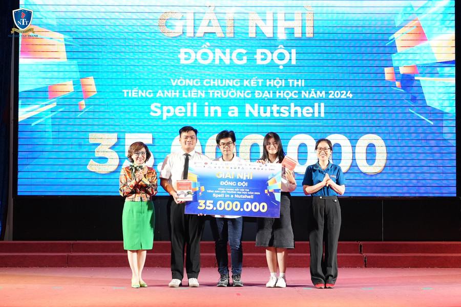 Nhóm sinh viên Trường ĐH Nguyễn Tất Thành đạt giải Nhì phần thi đồng đội. Nhóm sinh viên Trường ĐH Nguyễn Tất Thành đạt giải Nhì phần thi đồng đội.