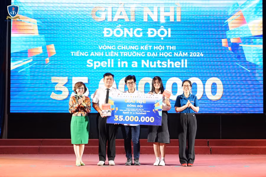 Nhóm sinh viên Trường ĐH Nguyễn Tất Thành đạt giải Nhì phần thi đồng đội.