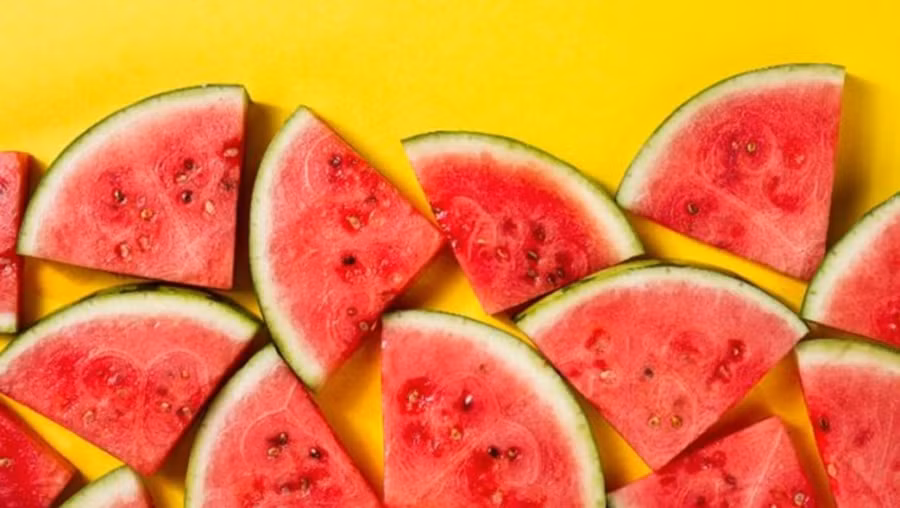 Hạt dưa hấu có hàm lượng chất xơ cao nên những người mắc các vấn đề về dạ dày như hội chứng ruột kích thích nên tránh dùng. (Ảnh: ITN)