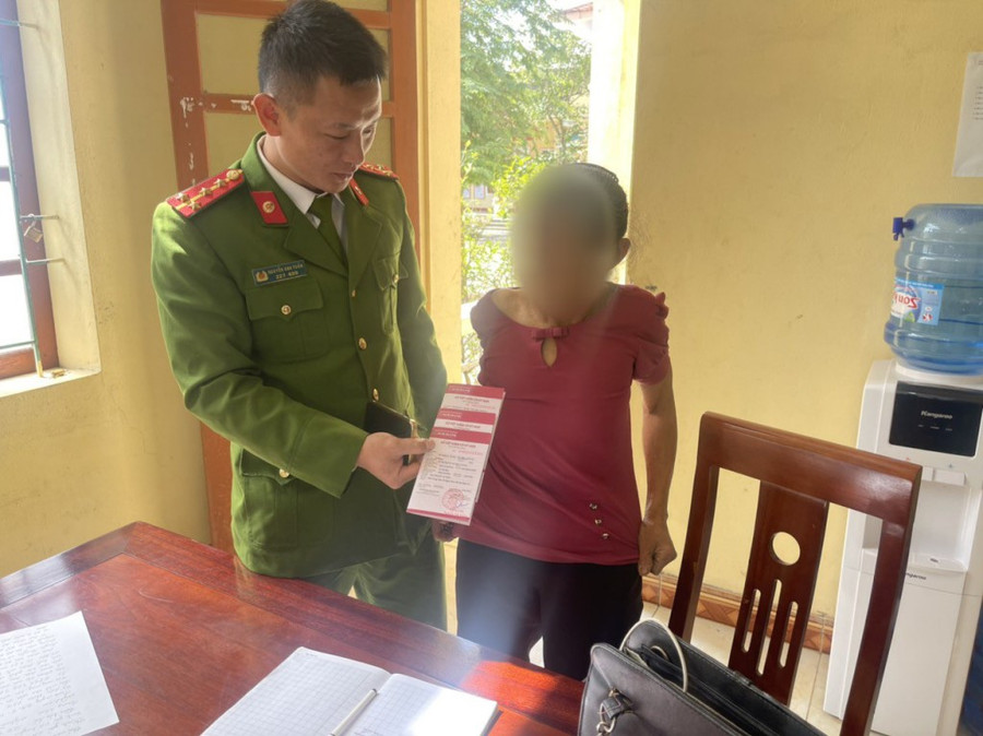 Nhờ sự giúp đỡ kịp thời của công an, bà H. không bị kẻ xấu lừa đảo.