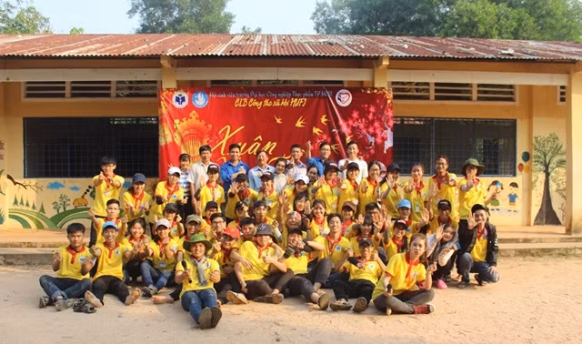 Sinh viên Trường ĐH Công nghiệp Thực phẩm TPHCM mang Xuân yêu thương tại tỉnh Long An