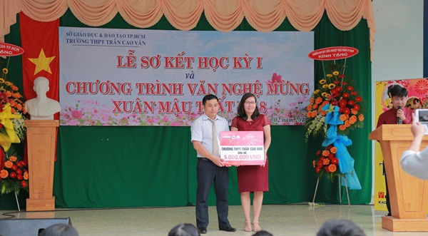 Trường ĐH Công nghiệp Thực phẩm TPHCM nhận số tiền ủng hộ từ Ban giám hiệu, học sinh Trường THPT Trần Cao Vân Trường ĐH Công nghiệp Thực phẩm TPHCM nhận số tiền ủng hộ từ Ban giám hiệu, học sinh Trường THPT Trần Cao Vân