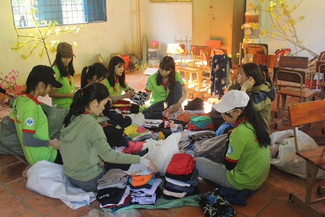 Sinh viên ĐH Công nghiệp Thực phẩm TPHCM chuẩn bị quần áo mới chp các em học sinh vùng khó Sinh viên ĐH Công nghiệp Thực phẩm TPHCM chuẩn bị quần áo mới chp các em học sinh vùng khó