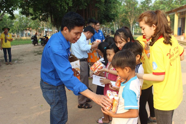 Các ban ngành đoàn thể của địa phương đồng hành cùng sinh viên ĐH Công nghiệp Thực phẩm TPHCM mang Tết đến cho học sinh vùng khó Các ban ngành đoàn thể của địa phương đồng hành cùng sinh viên ĐH Công nghiệp Thực phẩm TPHCM mang Tết đến cho học sinh vùng khó