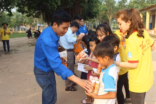Các ban ngành đoàn thể của địa phương đồng hành cùng sinh viên ĐH Công nghiệp Thực phẩm TPHCM mang Tết đến cho học sinh vùng khó Các ban ngành đoàn thể của địa phương đồng hành cùng sinh viên ĐH Công nghiệp Thực phẩm TPHCM mang Tết đến cho học sinh vùng khó