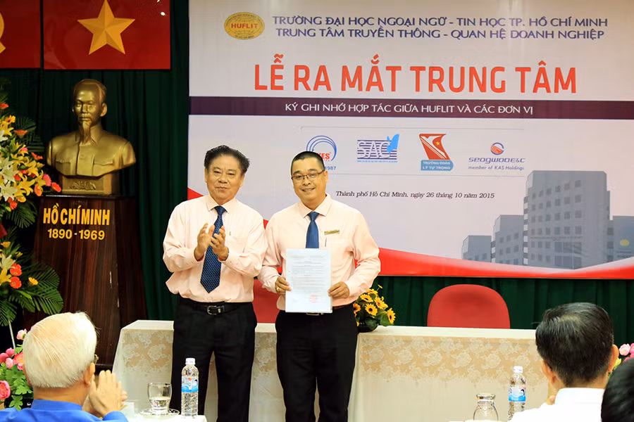 Hiệu trưởng HUFLIT - PGS.TS Bùi Ngọc Thọ - trao quyết định cho ông Đinh Hồng Vân - Giám đốc Trung tâm Truyền thông – Quan hệ doanh nghiệp Hiệu trưởng HUFLIT - PGS.TS Bùi Ngọc Thọ - trao quyết định cho ông Đinh Hồng Vân - Giám đốc Trung tâm Truyền thông – Quan hệ doanh nghiệp