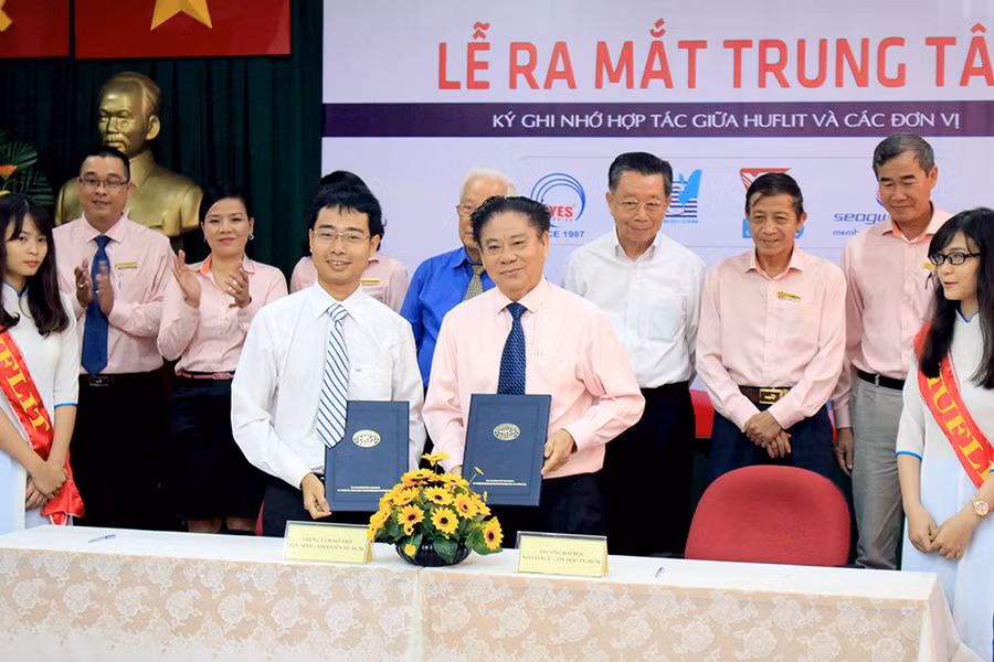 Đại diện nhà trường kí kết với các đơn vị